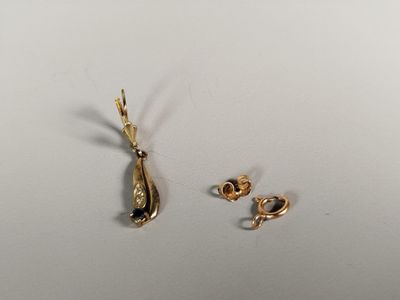 Deux bijoux sont posés sur une surface blanche.