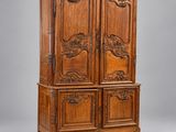 une armoire ancienne en bois, ornée de sculptures sur les portes