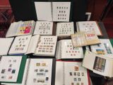 beaucoup de livres posés sur la table, sur lesquels figurent des timbres