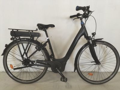 un vélo noir garé contre un mur dans une pièce