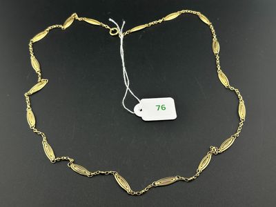 Sautoir en or 18 carats à maille filigrané et maille forçat.