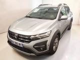 vue de face d'un SUV argenté garé dans une pièce blanche