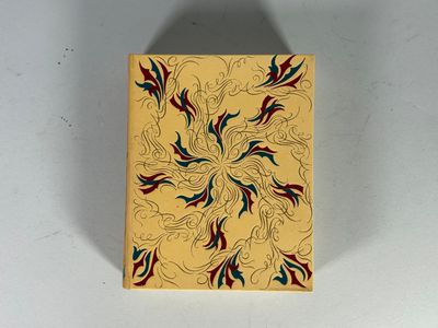 une petite boîte carrée ornée d'un motif