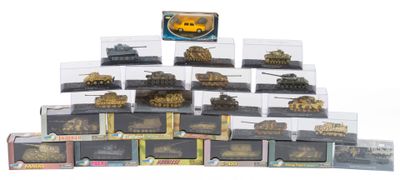 de nombreux modèles différents de véhicules militaires exposés