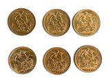 six souverains d'or britanniques sur fond blanc