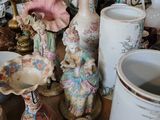il y a de nombreux vases sur la table dans cette pièce