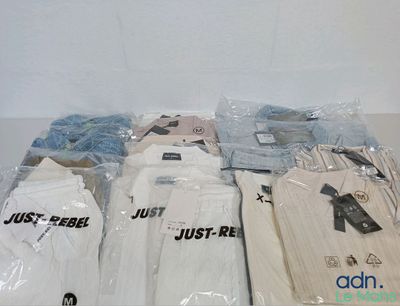 un grand nombre de t-shirts posés sur une table