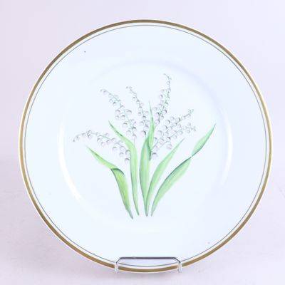 une assiette sur laquelle est représenté un muguet
