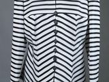 une veste rayée noir et blanc sur un mannequin, un mannequin, un mannequin, un mannequin, un mann
