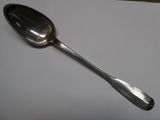 une cuillère posée sur une table