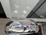 un grand miroir suspendu au plafond d'un immeuble