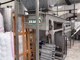 une grande quantité de sacs sur une palette dans un entrepôt