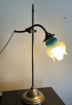 une lampe posée sur une table