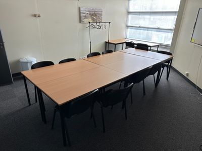 une pièce avec une longue table et des chaises