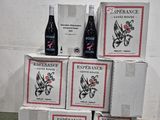 Plusieurs cartons de vin sont empilés sur une palette dans un entrepôt