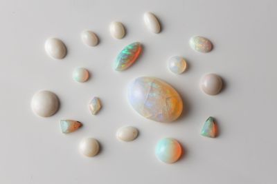 Lot d’opales sur papier de taille cabochon pesant au total e…