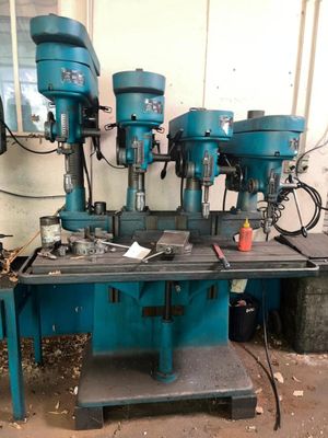 plusieurs machines posées sur une table