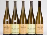 quatre bouteilles de vin posées les unes à côté des autres sur une table