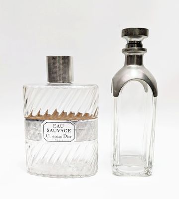 deux flacons de parfum posés l'un à côté de l'autre sur une table