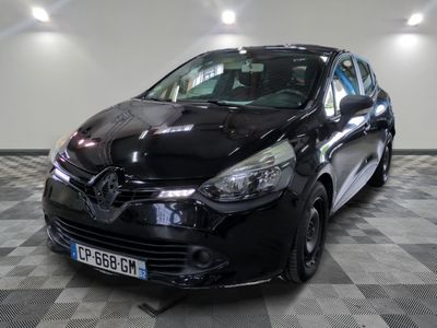 la photo d'une voiture noire garée dans un garage