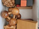 une boîte remplie de jouets en bois qui se trouvent dans une boîte