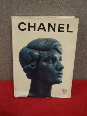 un livre sur lequel figure l'image d'une tête de femme