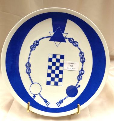 une assiette avec un motif bleu et blanc