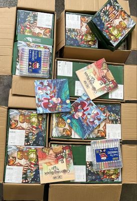 de nombreuses caisses de livres posées par terre