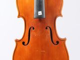 un vieux violon avec un archet sur fond blanc