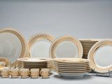 beaucoup d'assiettes et de tasses sur la table
