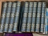 de nombreux livres dans une boîte posée sur la table