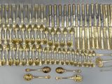 many spoons and spoon spoons laid out on a table