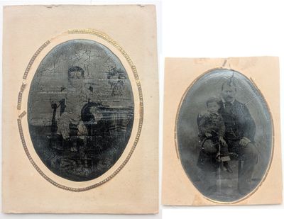 une vieille photo d'un homme et d'une femme assis sur un banc