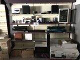 beaucoup d'électronique sur les étagères du magasin