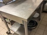 une table en acier inoxydable au milieu d'une cuisine