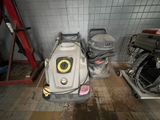 une photo d'un sol sale avec un aspirateur et d'autres équipements de nettoyage
