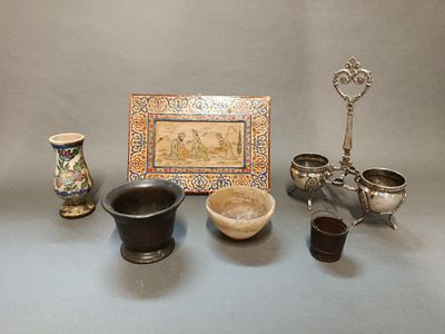 de nombreux types de vases et de bols sur la table