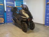 un scooter garé dans un showroom