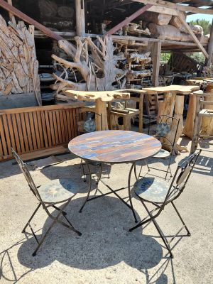 a table and chairs that are outside in the sun