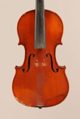 un vieux violon posé sur une surface blanche