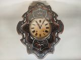 une horloge accrochée au mur de la pièce
