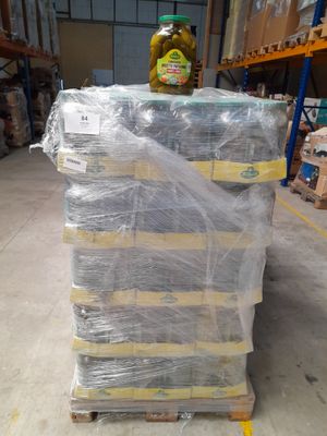une pile de produits alimentaires emballés dans du plastique, posée sur une palette