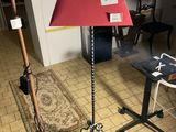 une lampe posée sur un pied dans une pièce