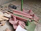 un tas de matériaux de construction posé à même le sol d'un immeuble