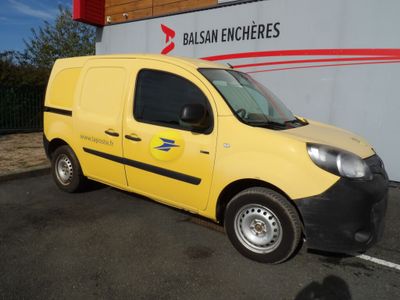 une petite camionnette jaune garée dans un parking