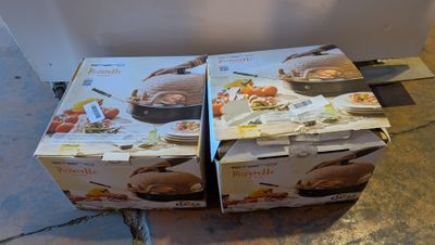 Plusieurs cartons de nourriture sont empilés les uns sur les autres par terre