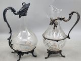 paire de vases anciens en verre taillé, sur socle, avec des anses ouvragées