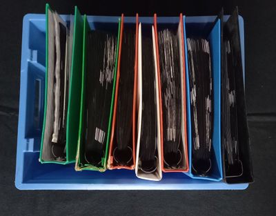 beaucoup de dossiers dans une boîte bleue