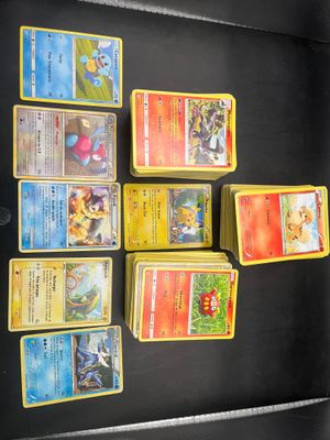 beaucoup de cartes pokemon sur la table