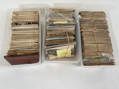 deux bacs en plastique remplis d'une multitude de livres et de papiers, posés sur une table blanche